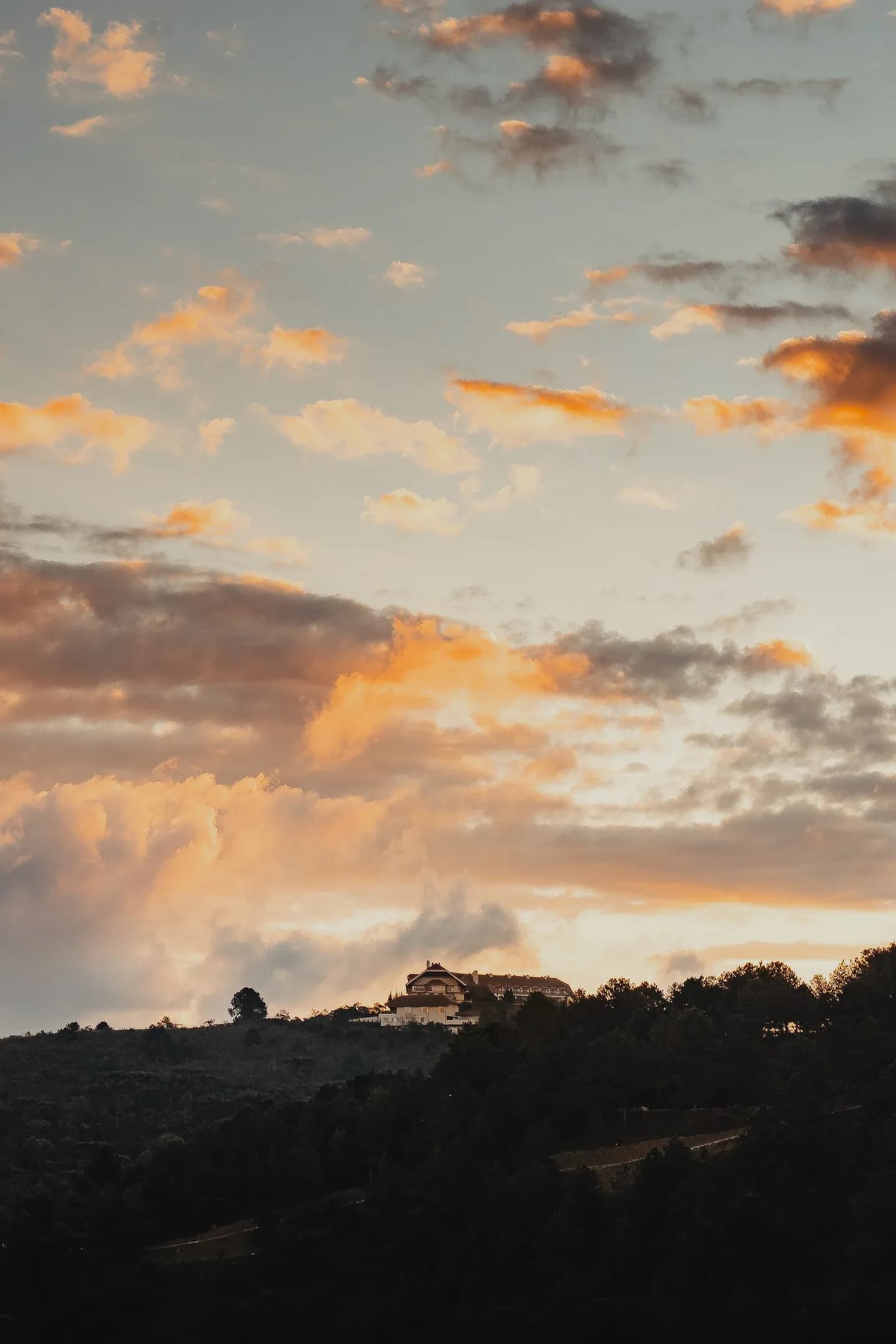 Céu alaranjado de fim de tarde sobre a serra