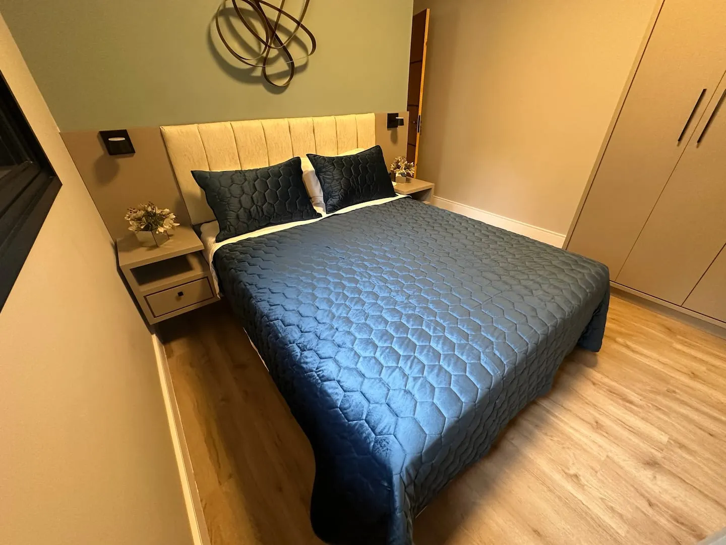 Suíte 3 com cama queen, cabeceira estofada e armário embutido