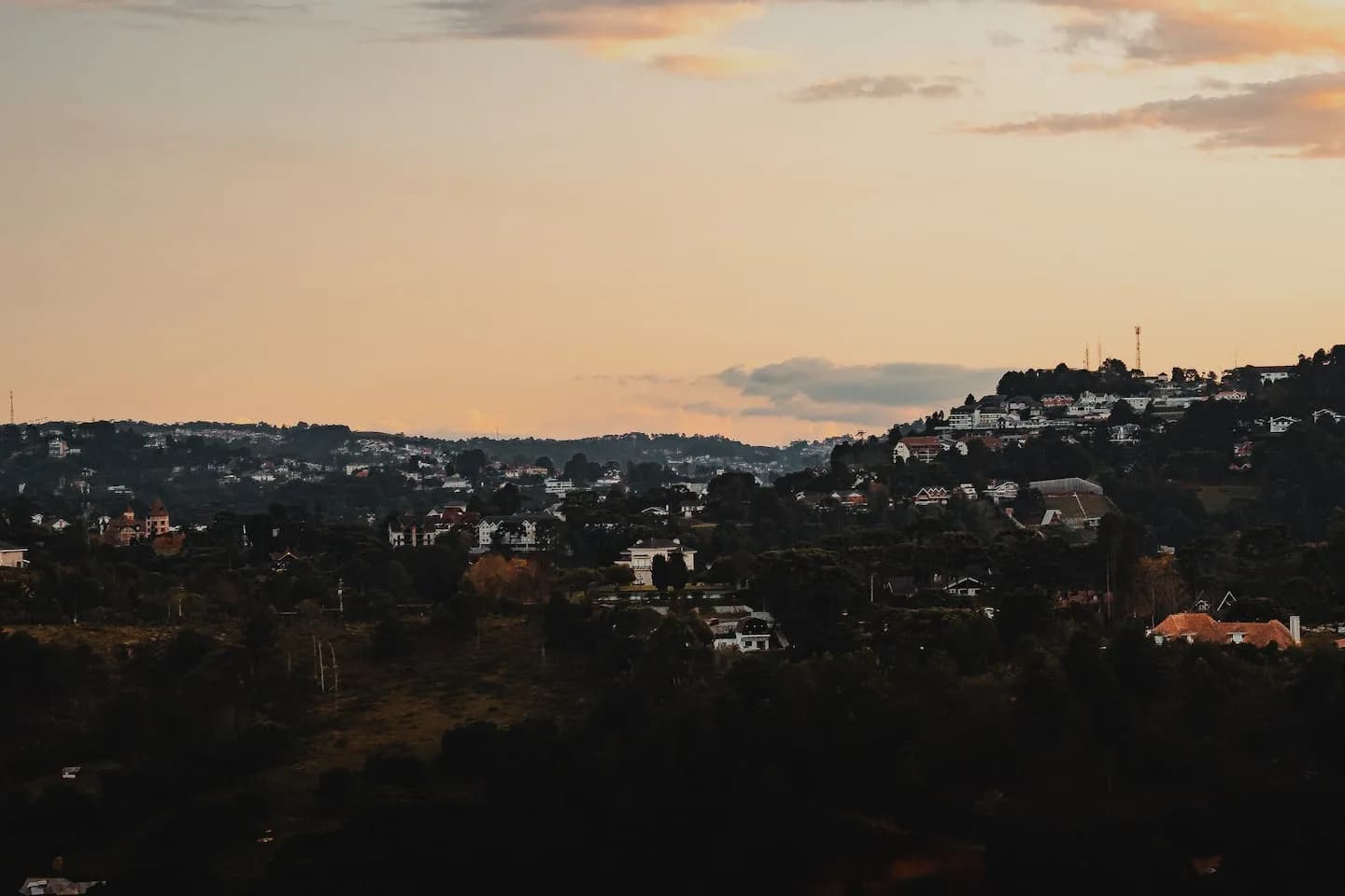 Entardecer sobre as colinas e os telhados de Campos do Jordão